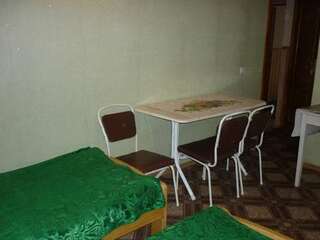 Гостевой дом Inn Domik U Morya Саки Трехместный номер с душем-4