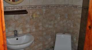 Гостевой дом Inn Domik U Morya Саки Трехместный номер с душем-9