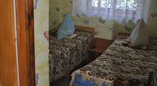 Гостевой дом Inn Domik U Morya Саки Двухместный номер с 2 отдельными кроватями и душем-5