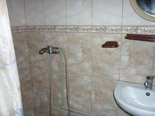 Гостевой дом Inn Domik U Morya Саки Трехместный номер с душем-6