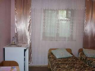 Гостевой дом Inn Domik U Morya Саки Двухместный номер с 2 отдельными кроватями и душем-1