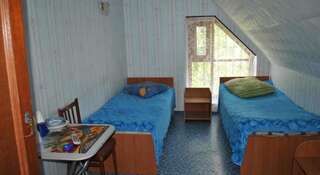 Гостевой дом Inn Domik U Morya Саки Двухместный номер с 2 отдельными кроватями и общей ванной комнатой-3