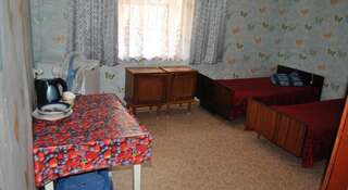 Гостевой дом Inn Domik U Morya Саки Трехместный номер с общей ванной комнатой-2